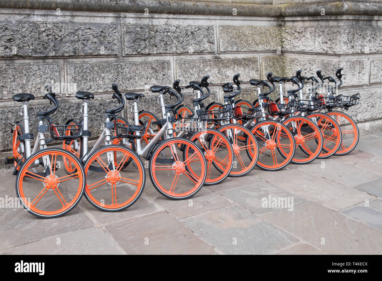 Una linea di argento distintivo e orange Mobike dockless biciclette a noleggio in Oxford, Regno Unito Foto Stock
