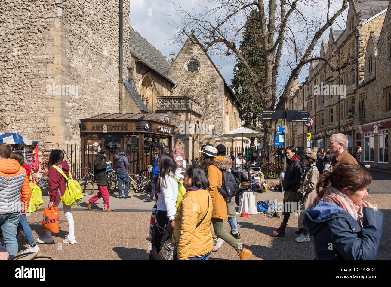 I visitatori e i turisti su Cornmarket Street presso l'angolo di Ship Street in Oxford, Regno Unito Foto Stock