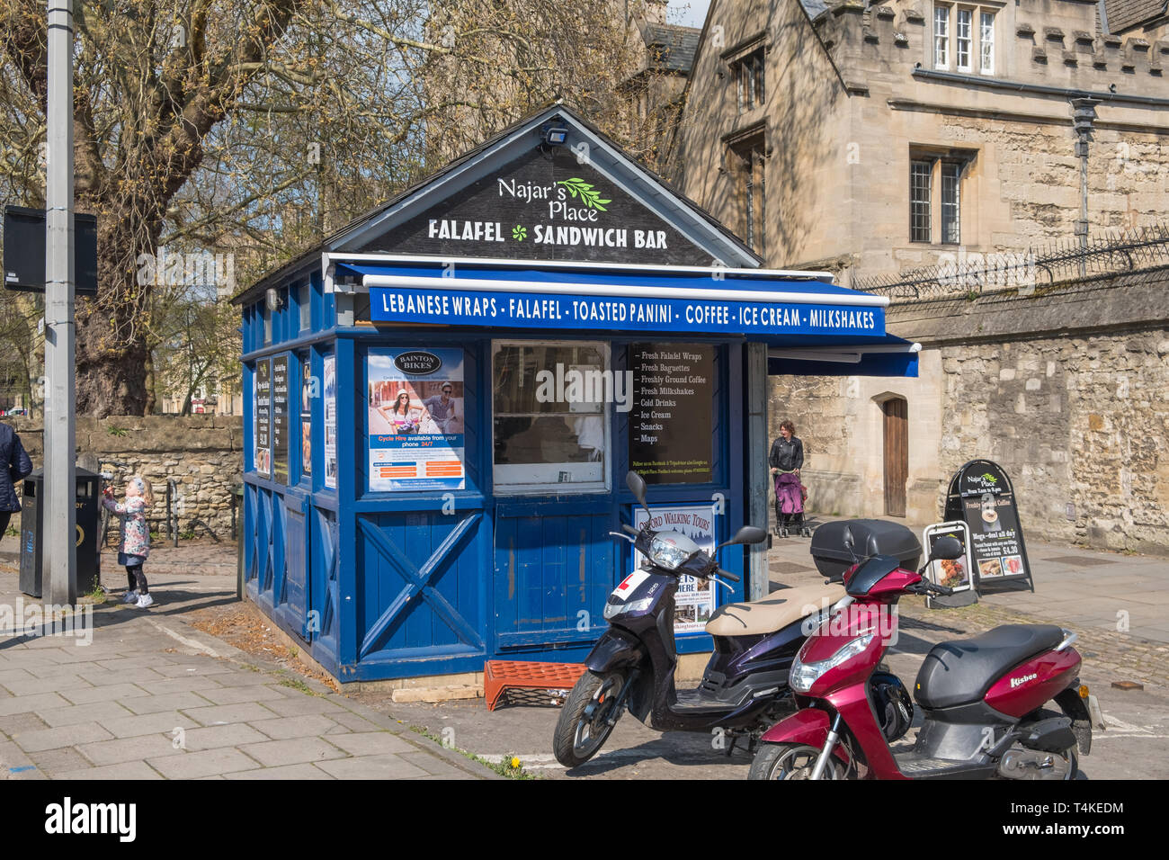 Najar posto nella St Giles', Oxford cibo e rifugio bar sandwich che vende libanese e avvolge falafels Foto Stock