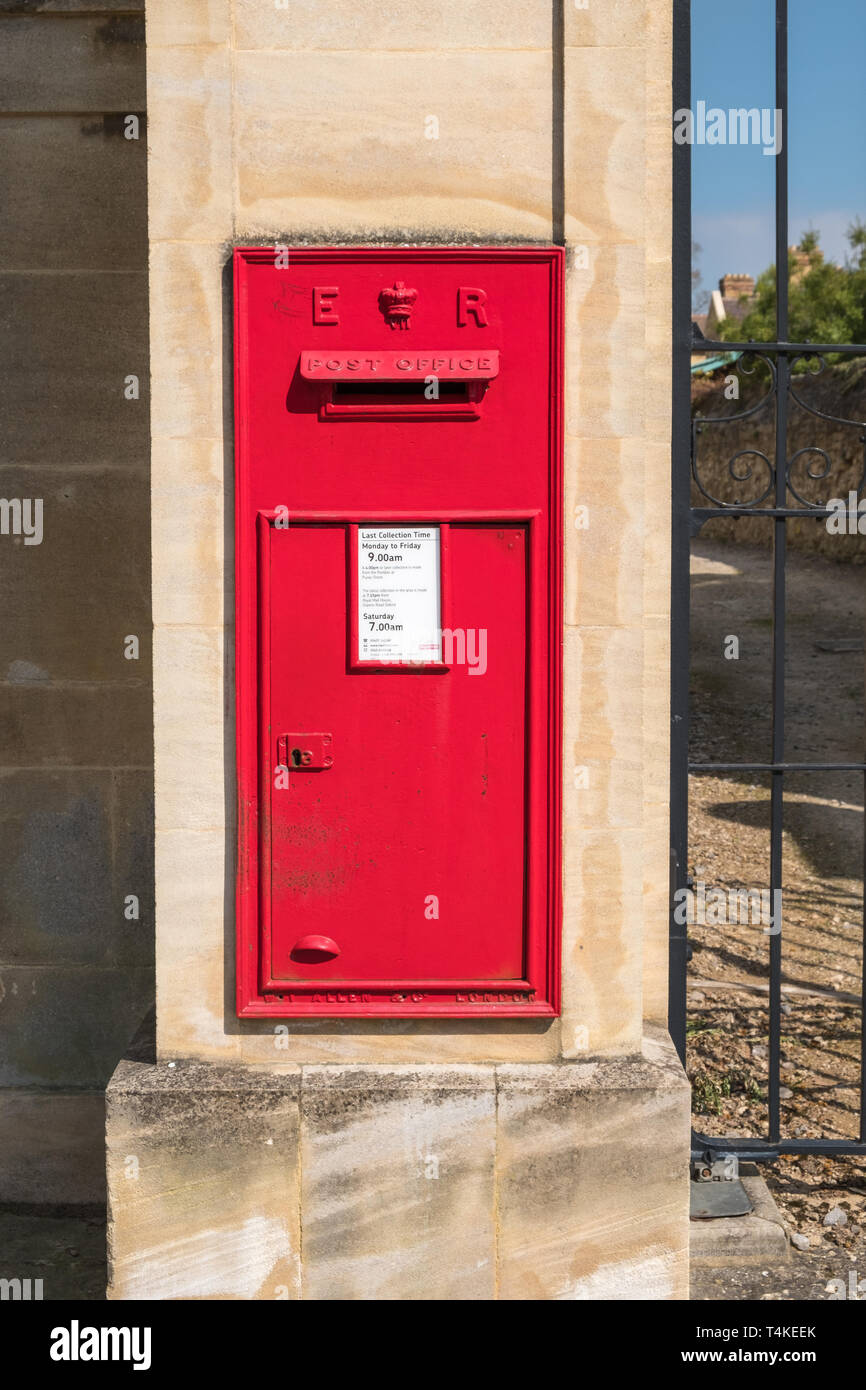 Il vecchio ufficio postale post box montato nella colonna di pietra in Oxford, Regno Unito Foto Stock