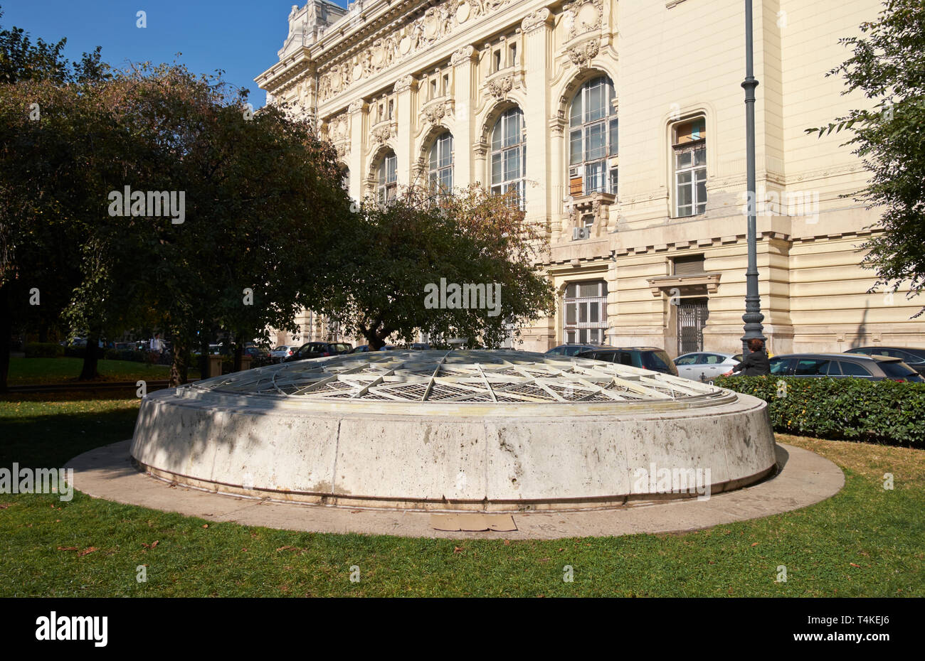 L'uscita di emergenza e lo sfiato dell'aria del 'F-4 oggetto' rifugio nucleare (spesso chiamato Rákosi-bunker) nel centro di Budapest, Ungheria. Foto Stock