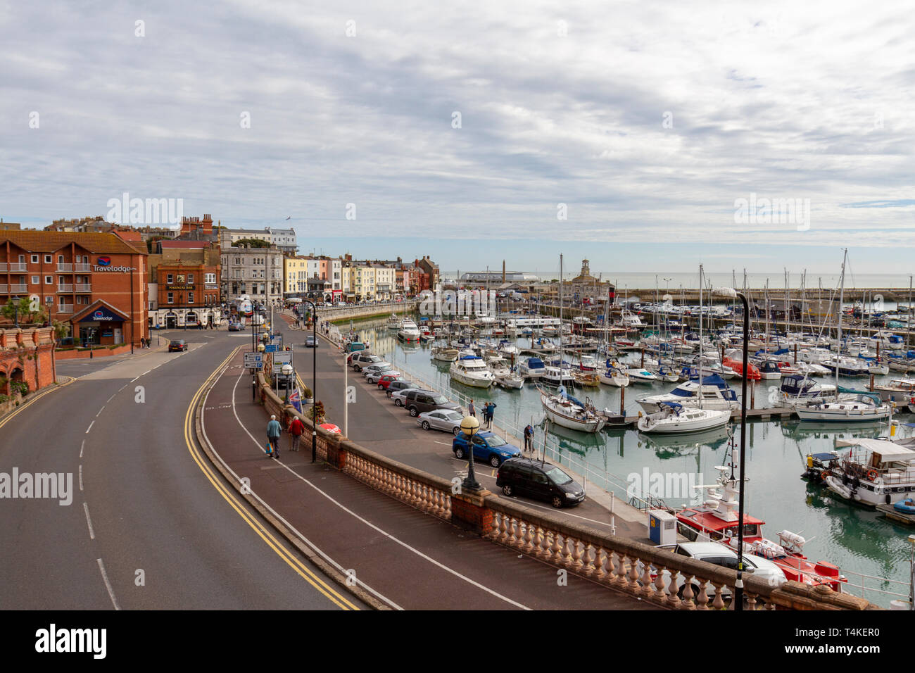 Vista su barche ormeggiate nel porto interno di The Royal Harbour Marina a Ramsgate Kent, Regno Unito. Foto Stock