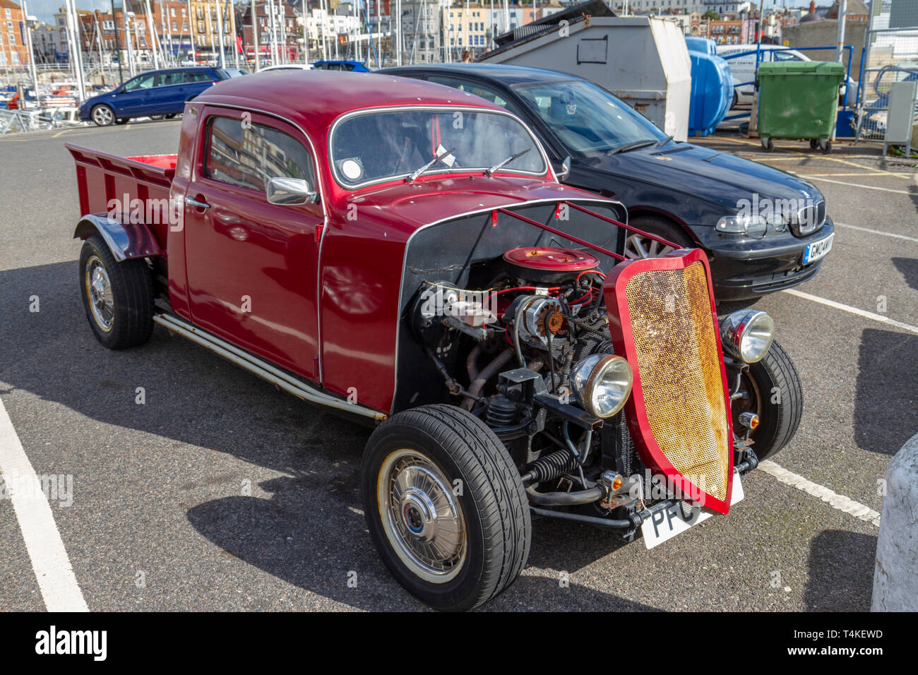 Un carrello personalizzato con il vano motore completamente esposta parcheggiata sul lungomare a Ramsgate Kent, Regno Unito. Foto Stock