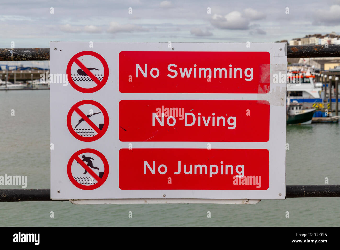 Un 'No Nuoto No Diving No Jumping' segno che si affaccia sul Porto di Ramsgate Kent, Regno Unito. Foto Stock