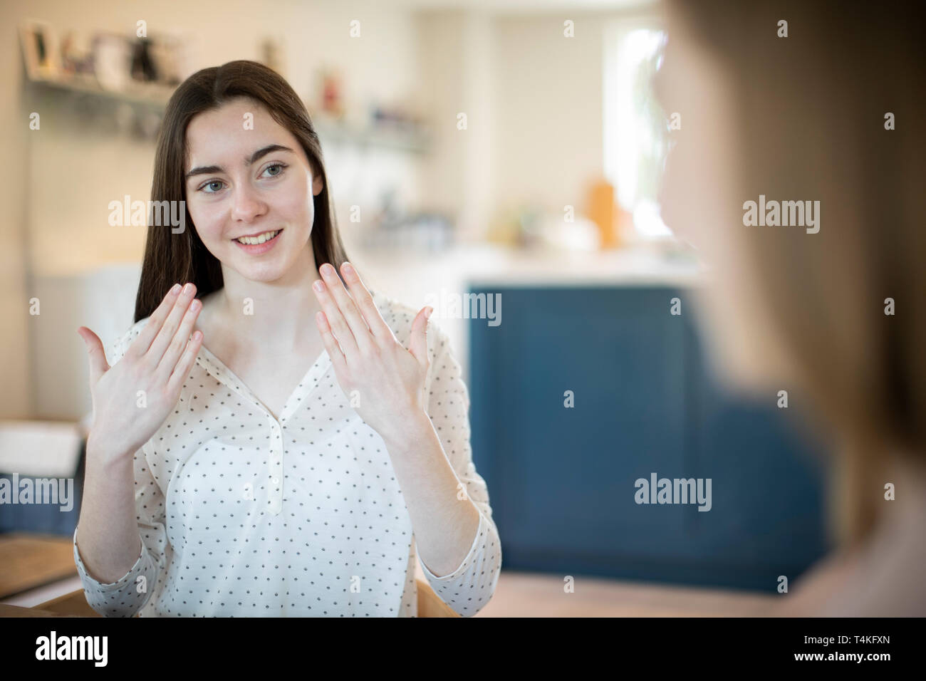 Due ragazze adolescenti avente conversazione utilizzando il linguaggio dei segni Foto Stock
