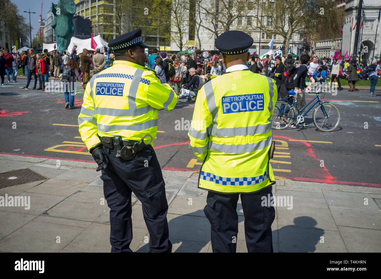 Due poliziotti metropolitano guarda la ribellione di estinzione dimostrazione a Marble Arch Foto Stock