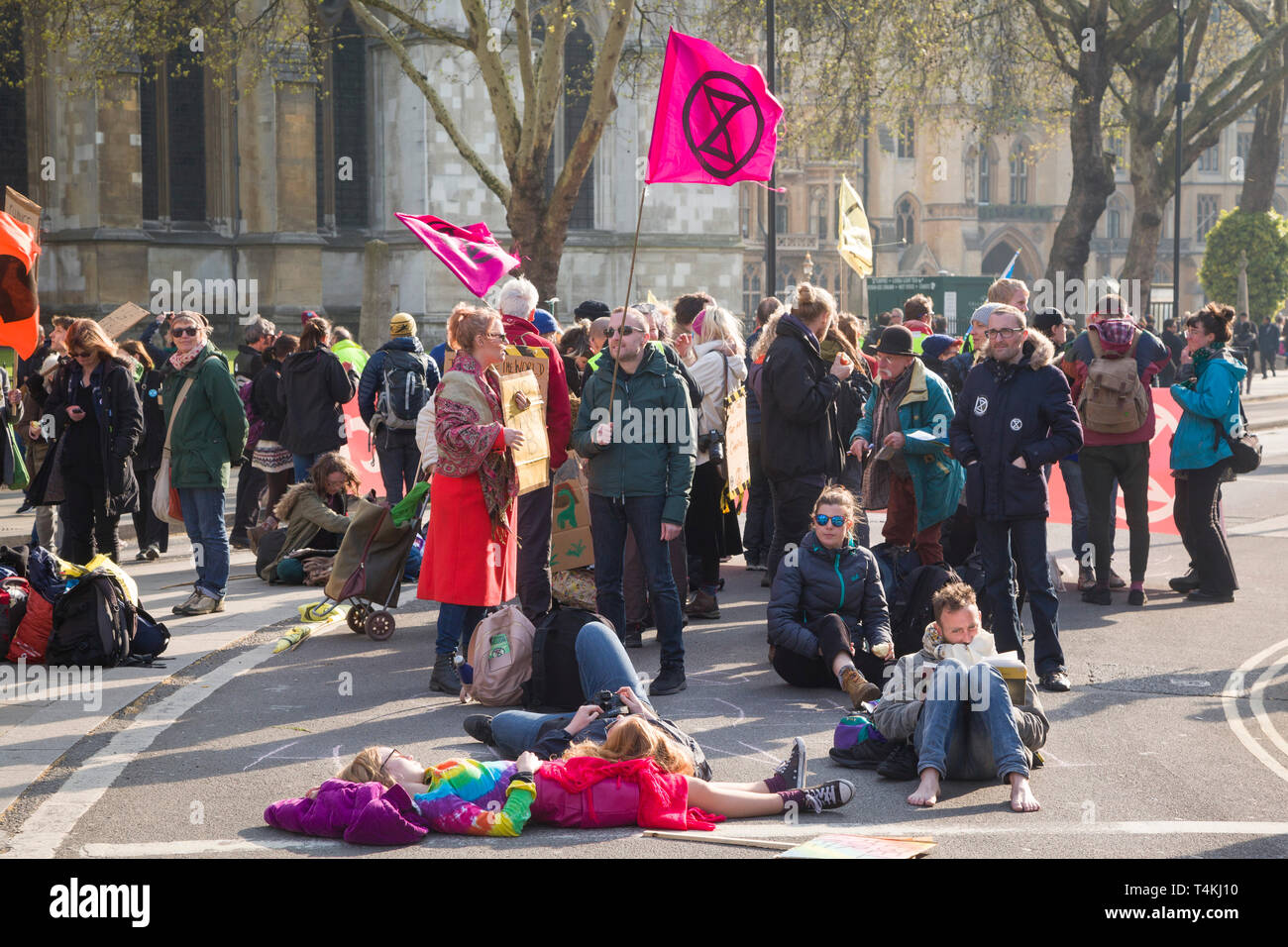 I dimostranti sedersi nel blocco stradale Victoria Street dalla piazza del Parlamento, Westminster per la ribellione di estinzione di dimostrazione Foto Stock