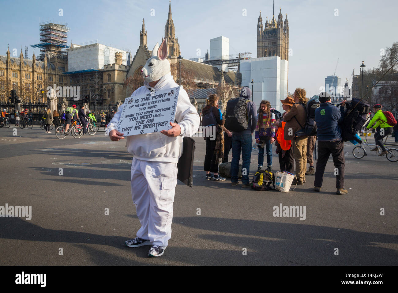 Un protestor vestito come un coniglio bianco dalla piazza del Parlamento, Westminster per la ribellione di estinzione di dimostrazione Foto Stock