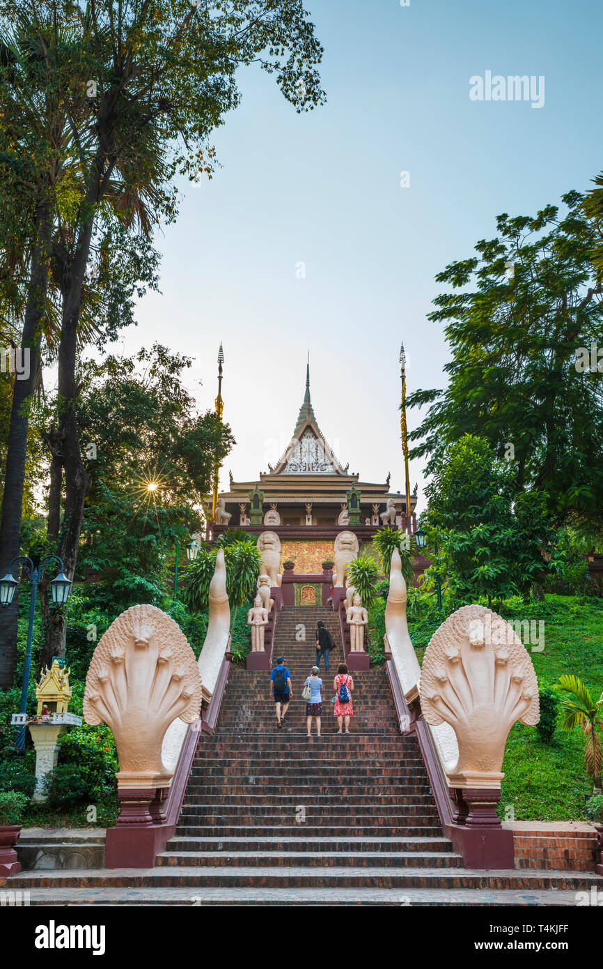 Wat Phnom al tramonto, Phnom Penh, Cambogia, Asia sud-orientale, Asia Foto Stock