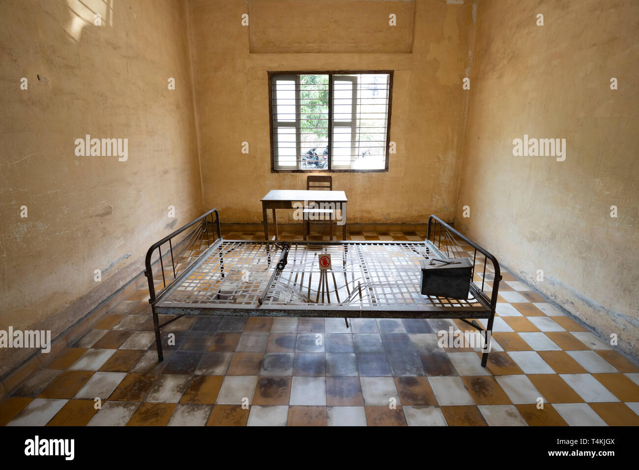 La tortura cella all'interno del Museo del Genocidio Tuol Sleng (S-21 prigione di sicurezza) ospitato in un ex scuola superiore, Phnom Penh, Cambogia, Asia sud-orientale, Asia Foto Stock