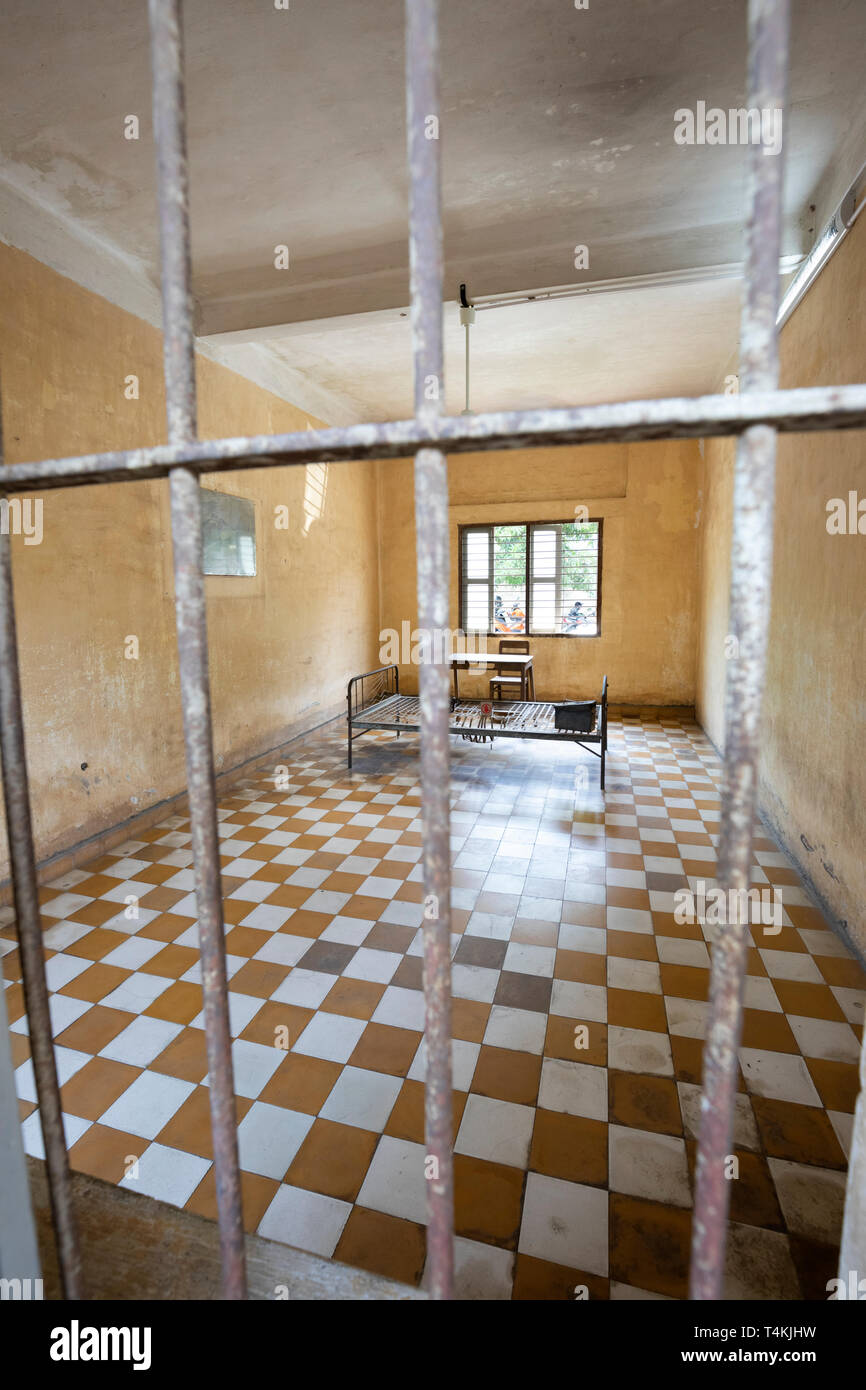 La tortura cella all'interno del Museo del Genocidio Tuol Sleng (S-21 prigione di sicurezza) ospitato in un ex scuola superiore, Phnom Penh, Cambogia, Asia sud-orientale, Asia Foto Stock
