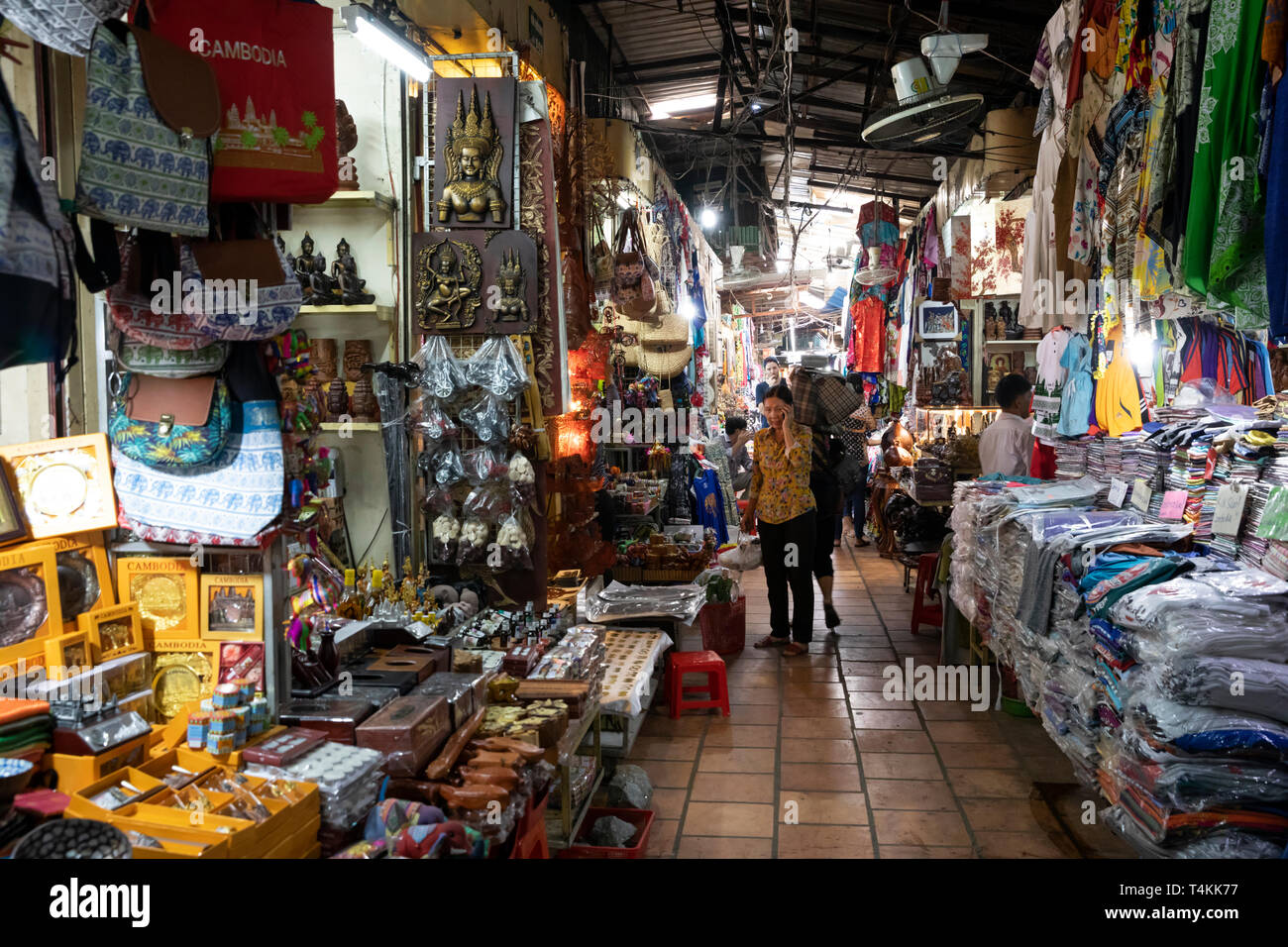 Interno del mercato russo, Phnom Penh, Cambogia, Asia sud-orientale, Asia Foto Stock