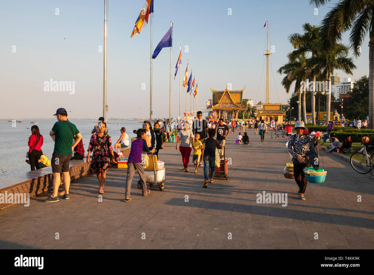Riverside in scena al tramonto vicino al Palazzo Reale, Sisowath Quay, Phnom Penh, Cambogia, Asia sud-orientale, Asia Foto Stock