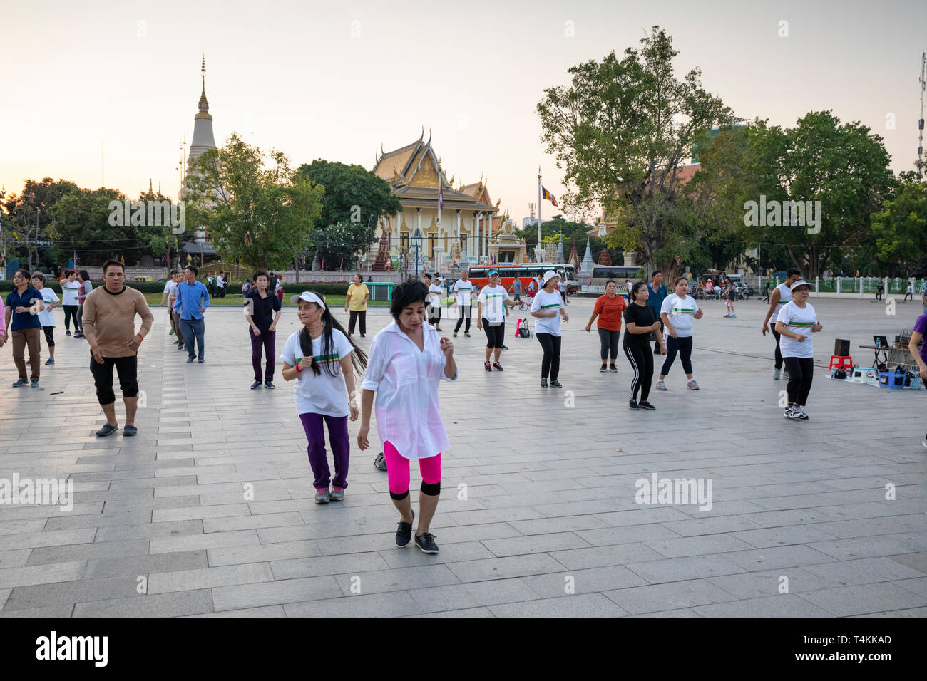 La gente del posto facendo aerobica al tramonto in Wat Botum Park, Phnom Penh, Cambogia, Asia sud-orientale, Asia Foto Stock
