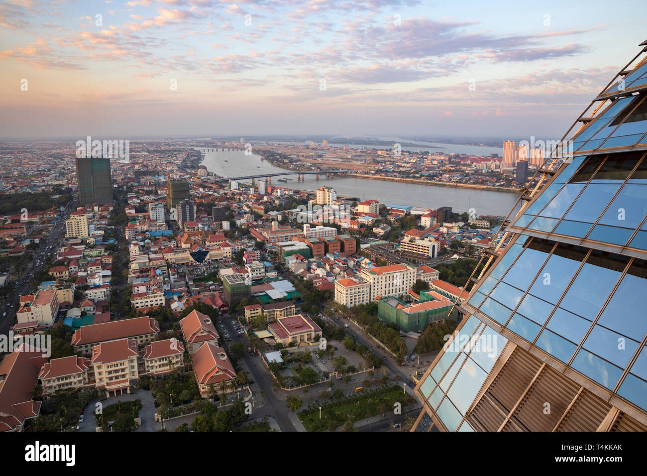 Vista sulla città al tramonto dallo Sky Bar in legno di palissandro Phnom Penh, Phnom Penh, Cambogia, Asia sud-orientale, Asia Foto Stock