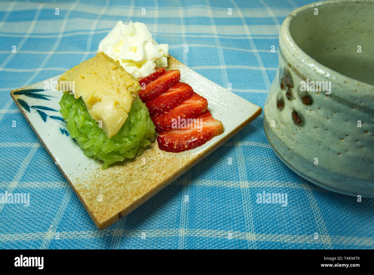 Pandan riso tailandese con crema di latte di cocco servita con fragole e panna montata, Thai dessert piatti asiatici per lo styling. Foto Stock