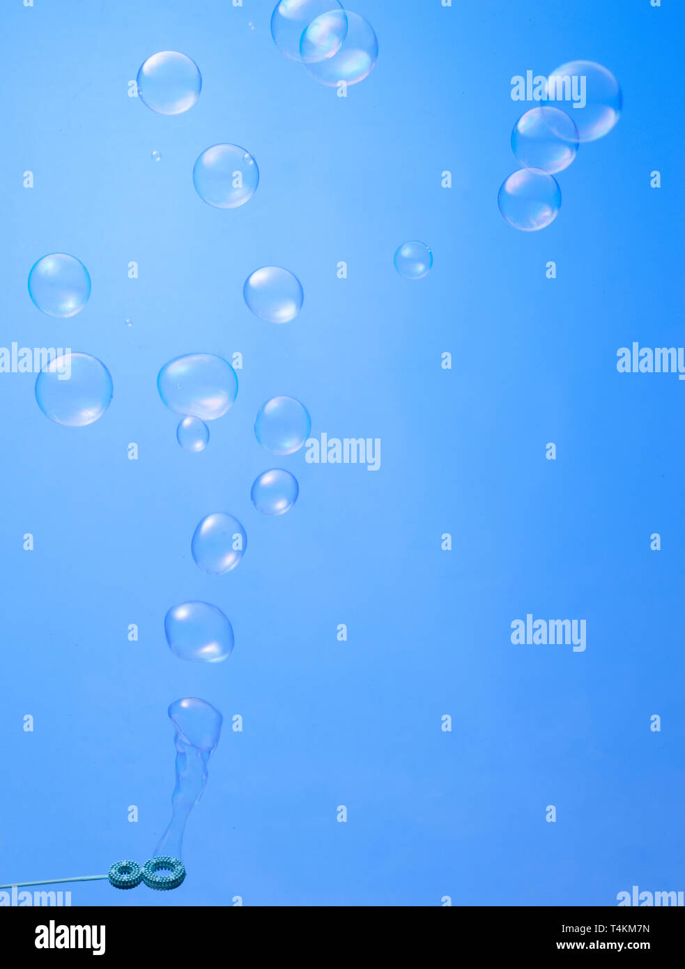 Bolla di sapone in sfondo blu sfera sfera di colore, rotondo, cerchio Foto Stock