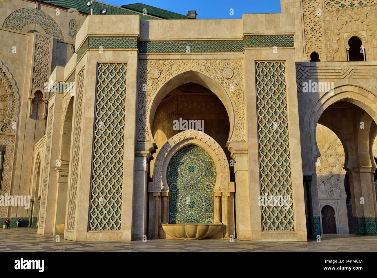 Le superfici esterne della moschea visualizzare il titanio, bronzo e finiture in granito. È ornata con blu pallido marmo e Zellige tilework. Un par Foto Stock