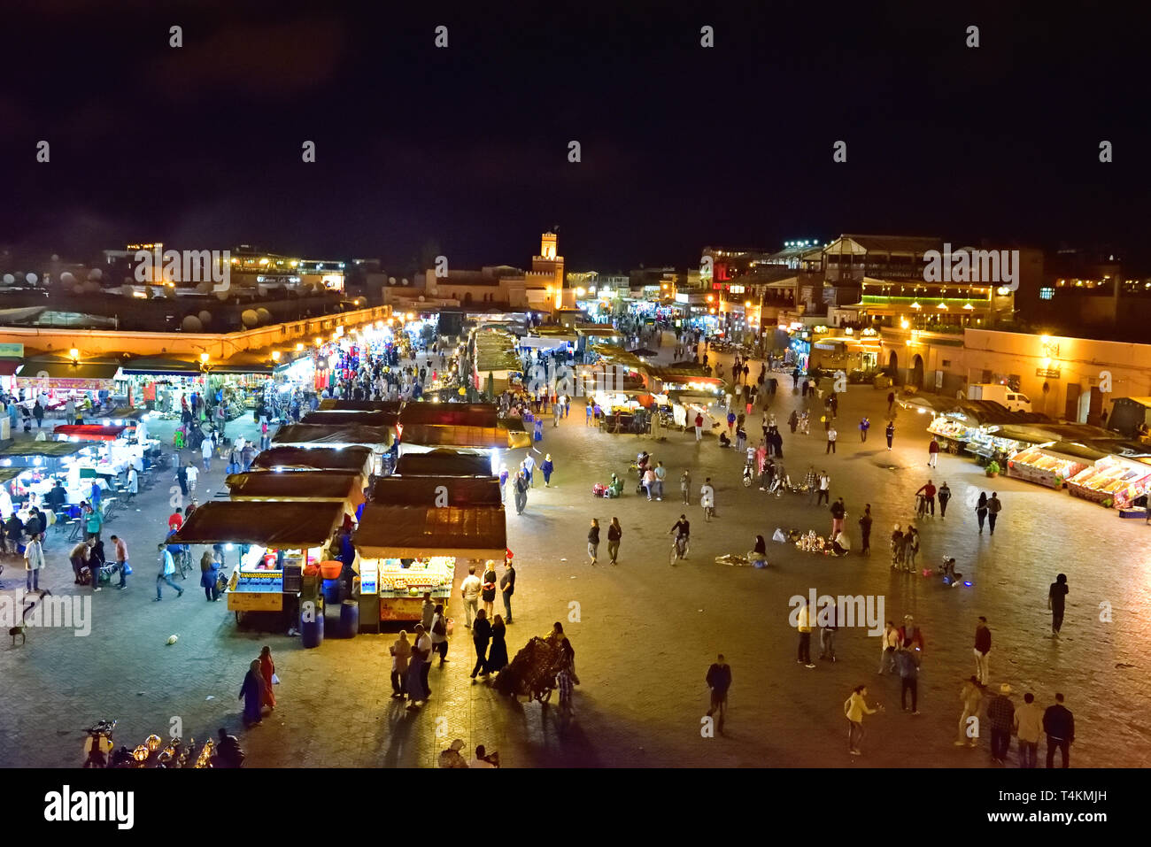 La piazza è orlato lungo un lato dal souk di Marrakech, un tradizionale nord africana di catering di mercato sia per le comuni esigenze quotidiane della gente del posto, un Foto Stock