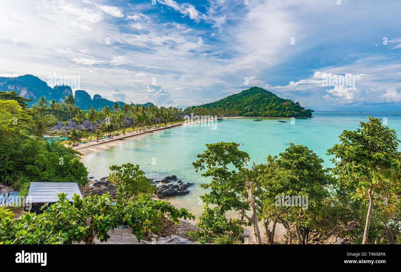 Vista di Loh Ssamah Bay a Ko Phi Phi island Lee, Provincia di Krabi, sul Mare delle Andamane, Thailandia Foto Stock