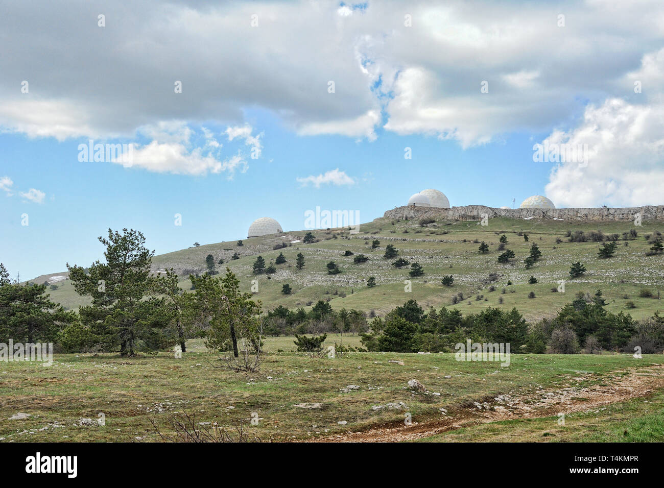 = Plateau superiore del monte Ai-Petri e il complesso Radar nella primavera = primavera paesaggio di l'altopiano del Monte Ai-Petri affacciato sulla h Foto Stock