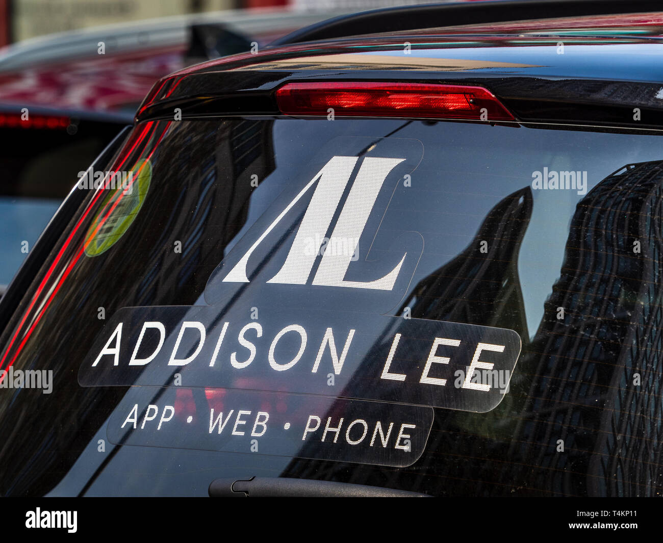 Addison Lee taxi in attesa di passeggeri nel centro di Londra. La società gestisce una flotta di veicoli 4000, principalmente in Londra Foto Stock