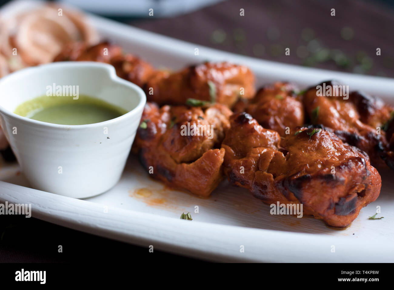 Delizioso Pollo Tikka Kebab servito con il piccante Pudina/menta chutney/Dip e crema di cipolle. Foto Stock
