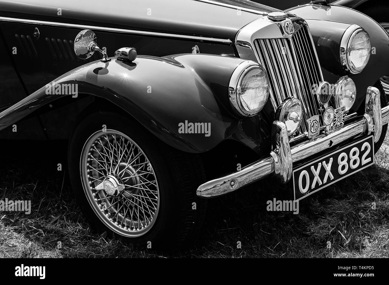 A 1954 MG TF sul visualizzatore in corrispondenza di un car show Foto Stock