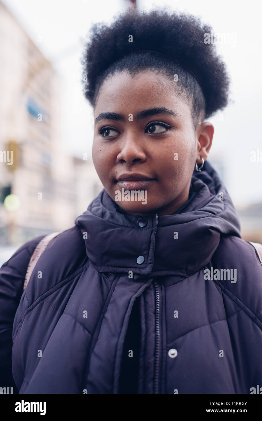 Bella e ricci ragazza afro guardando avanti - espressiva, gioventù, libertà Foto Stock