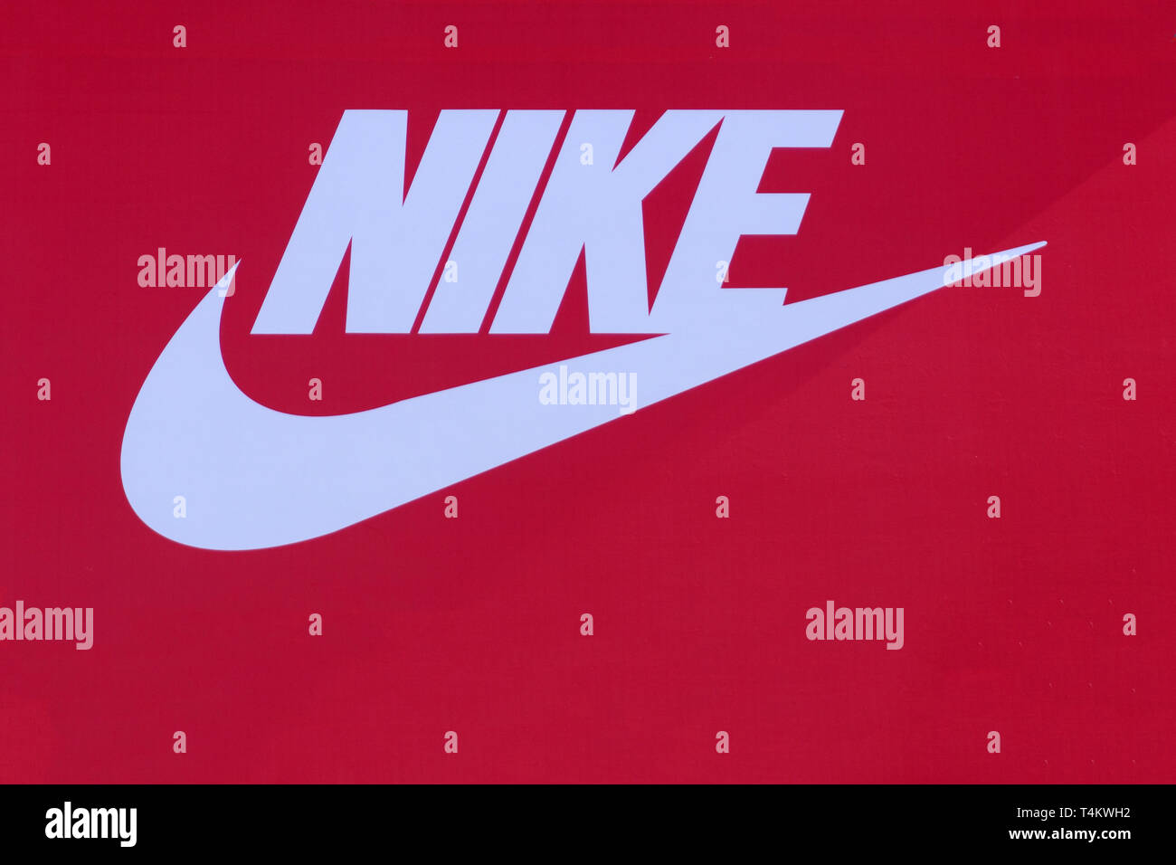 Nike scatola da scarpe sulla corte è una multinazionale americana che  progetta, produce e vende calzature e altri articoli - Russia Berezniki  Apri Foto stock - Alamy