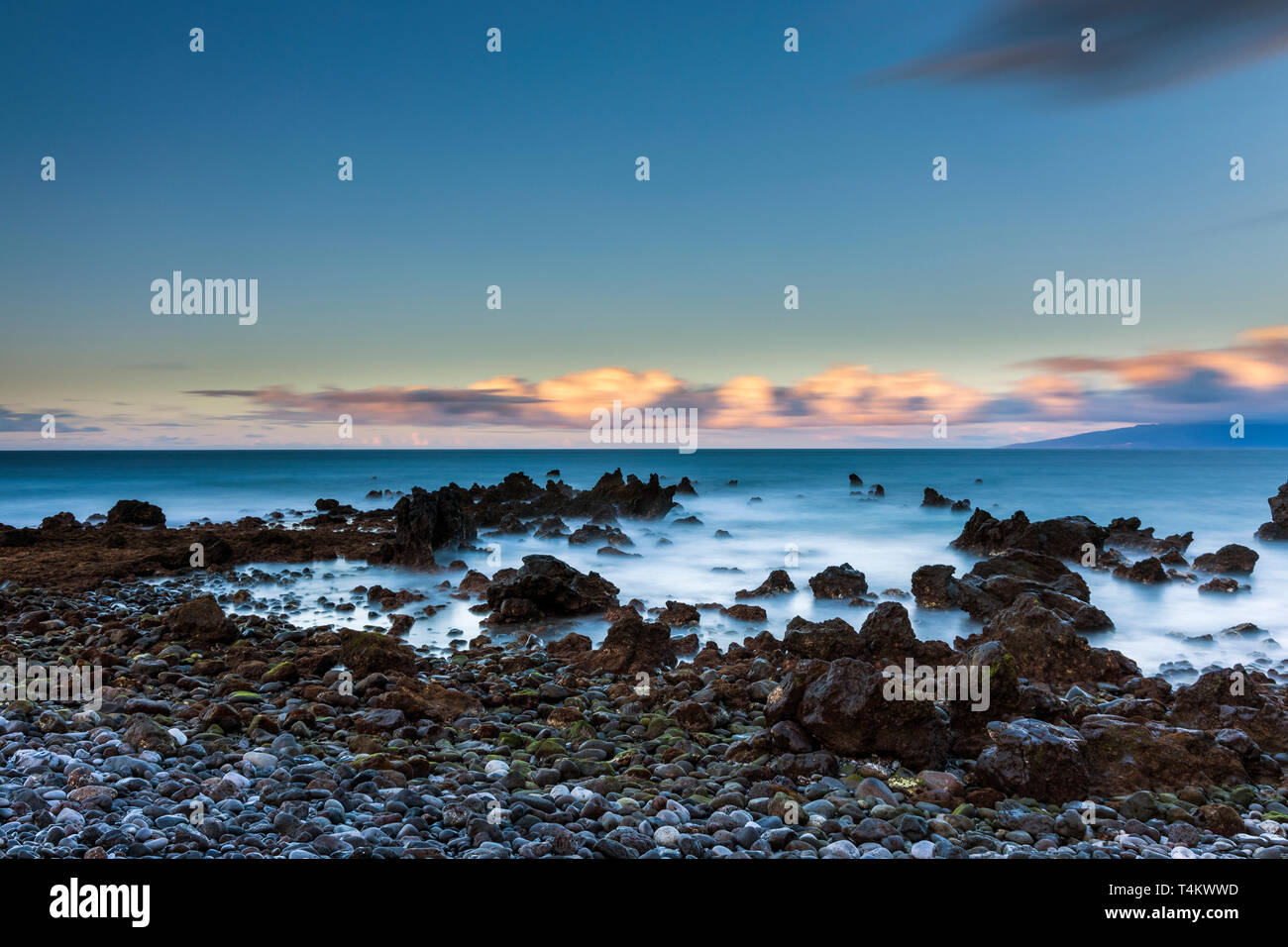 Seascape costa ovest di Tenerife all'alba realizzato mediante esposizione a lungo la fotografia con il neutrale filtri di densità per creare setosa acqua e movimento in th Foto Stock