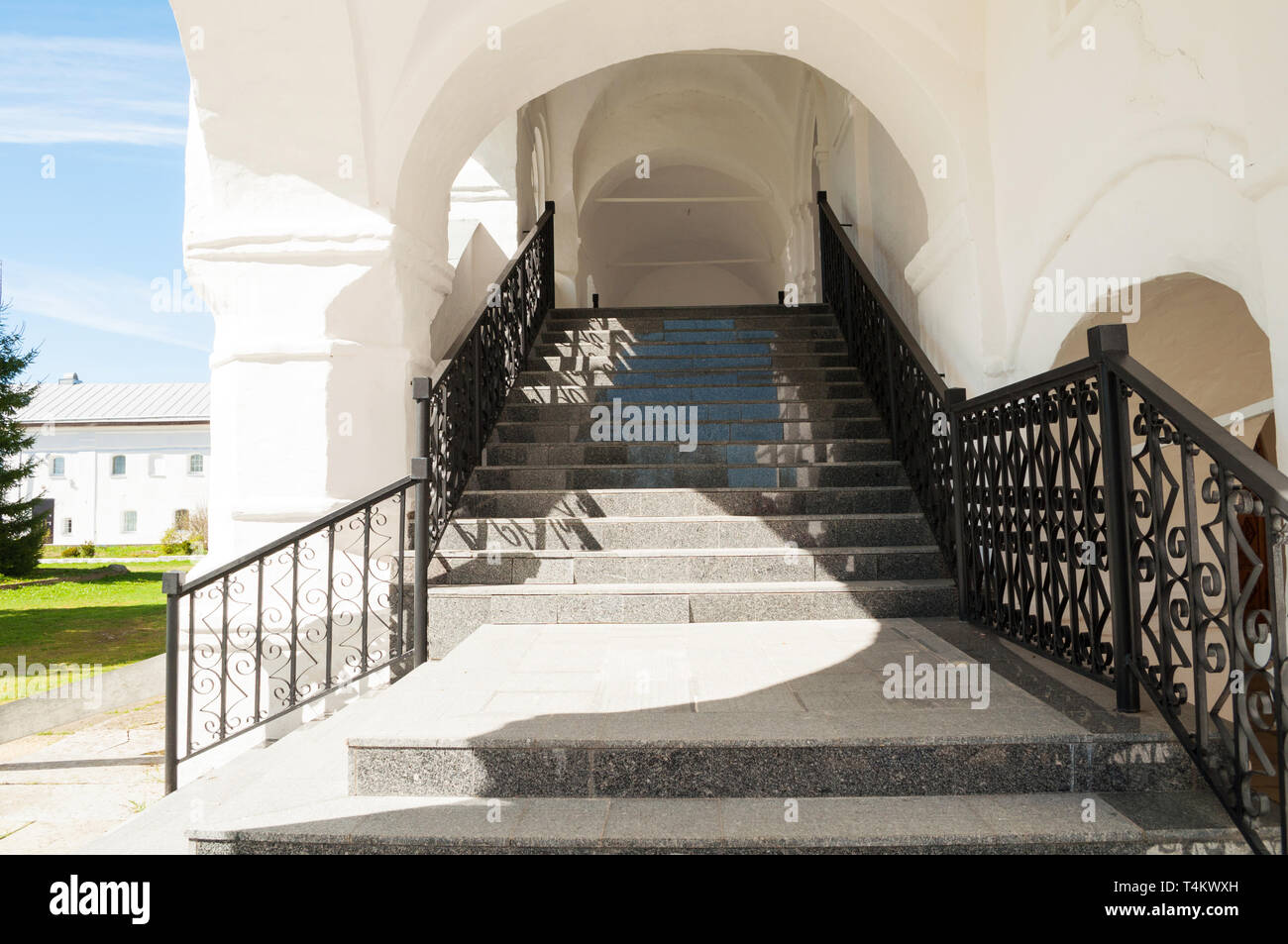 Scala con antichi cancellata in ferro battuto in Nicholas Vyazhischsky stauropegic monastero, Veliky Novgorod, Russia Foto Stock