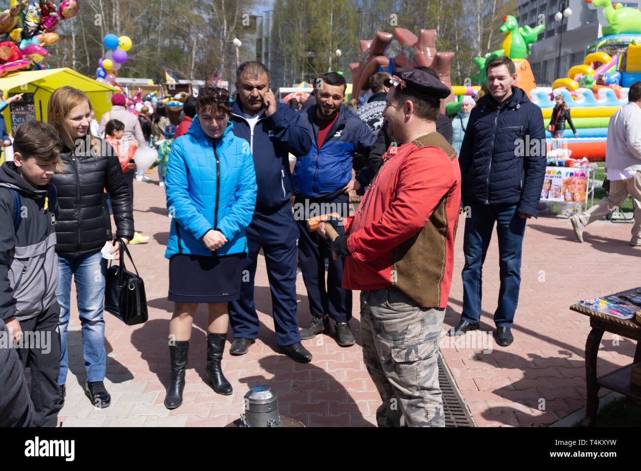 Partito amichevole con una folla di persone mangiare al tavolo durante la street food festival da parte della popolazione della città . La Russia Berezniki 26 maggio 2019 Foto Stock