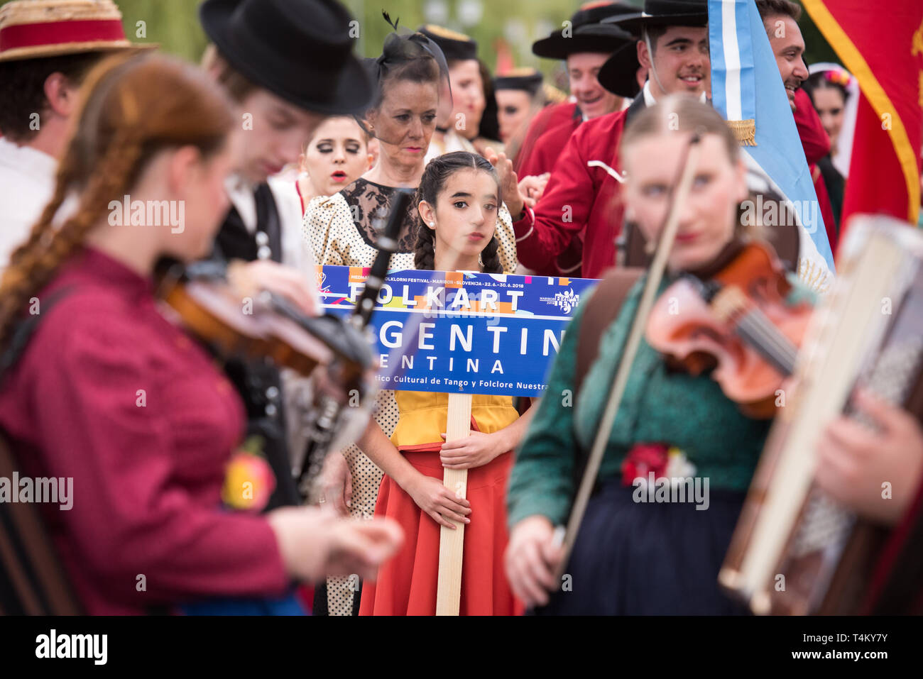 Membri della asociación Artístico Cultural de tango y folclore Nuestras Raices da Rosario, Argentina durante la processione al trentesimo Folkart CIOFF Internazionale Festival di Folclore folklore sub-festival di Festival di Quaresima, una delle più grandi feste all'aperto in Europa. Folkart, Festival Lent, Maribor, Slovenia, 2018. Foto Stock