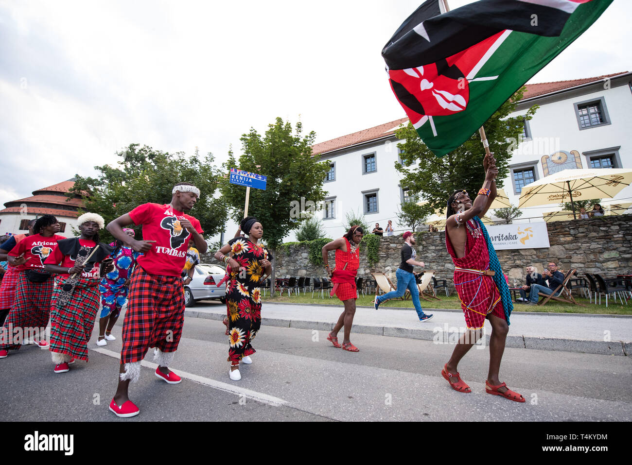 I membri di African Tumbas da Nairobi, Kenya durante la processione al trentesimo Folkart CIOFF Internazionale Festival di Folclore folklore sub-festival di Festival di Quaresima, una delle più grandi feste all'aperto in Europa. Folkart, Festival Lent, Maribor, Slovenia, 2018. Foto Stock