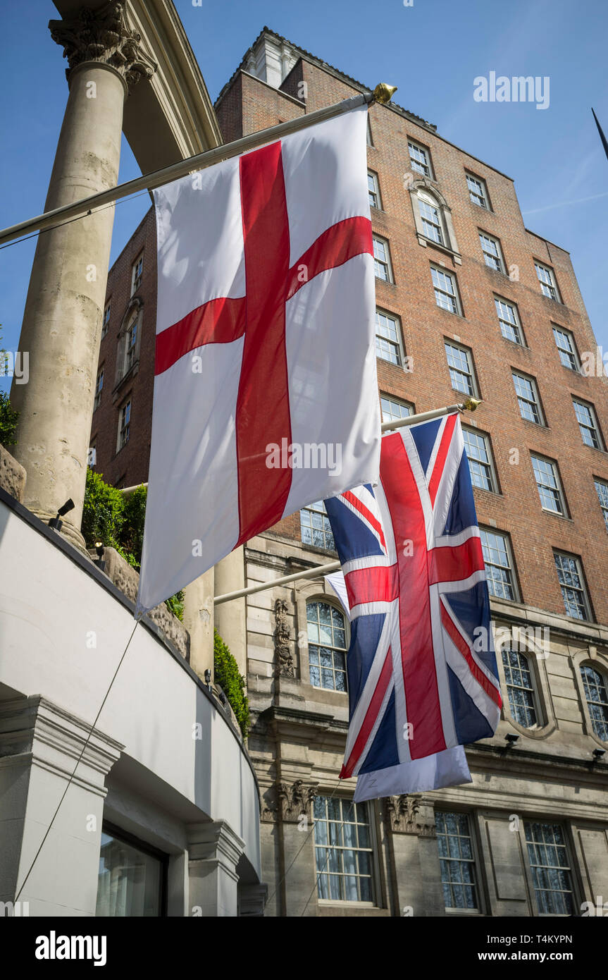 Union Jack e la bandiera di San Giorgio al di fuori del Grosvenor House Hotel di Park Lane, Londra Foto Stock