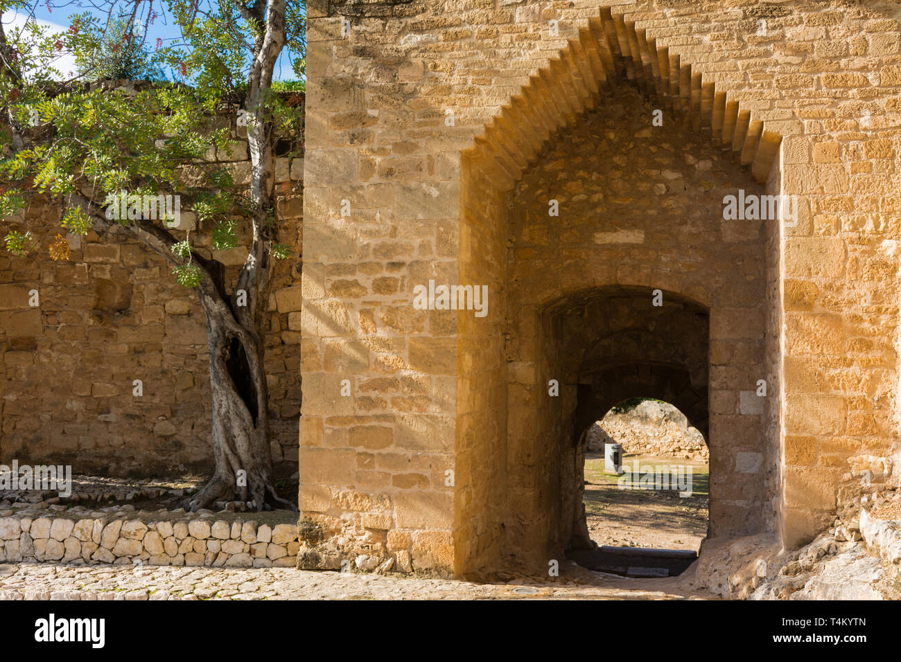 Denia Alicante, Spagna, 21 novembre 2018: ingresso all'Alcazaba, recinto fortificato dentro una città murata nel castello. Archi da differenti per Foto Stock