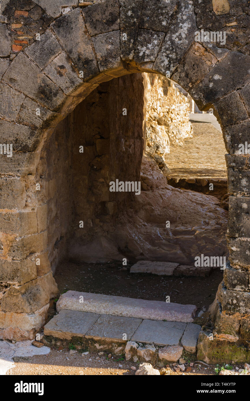 Denia Alicante, Spagna, 21 novembre 2018: musulmana arch nell'Alcazaba porta, recinto fortificato dentro una città murata nel castello Foto Stock
