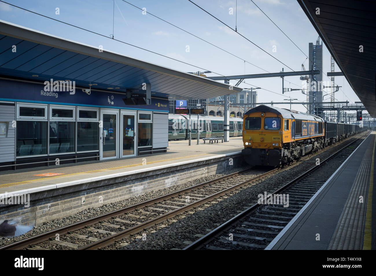 Un treno merci tira nella stazione di lettura Foto Stock