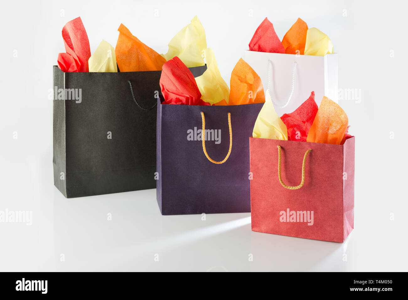 Le borse della spesa con carte a colori su sfondo bianco Foto Stock