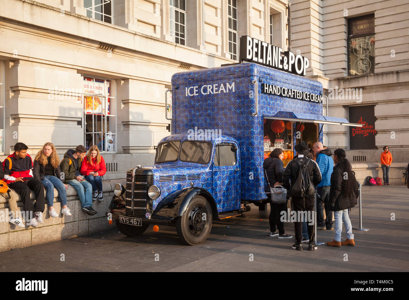 I turisti in coda per acquistare a mano gelati da un convertito vintage Bedford ice cream van da Westminster Bridge, Londra Foto Stock