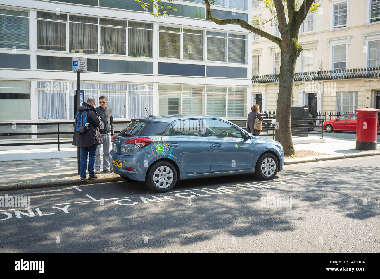 Un Zipcar car-sharing auto parcheggiate in un Automobile Club solo parcheggio bay in Paddington, Londra Foto Stock