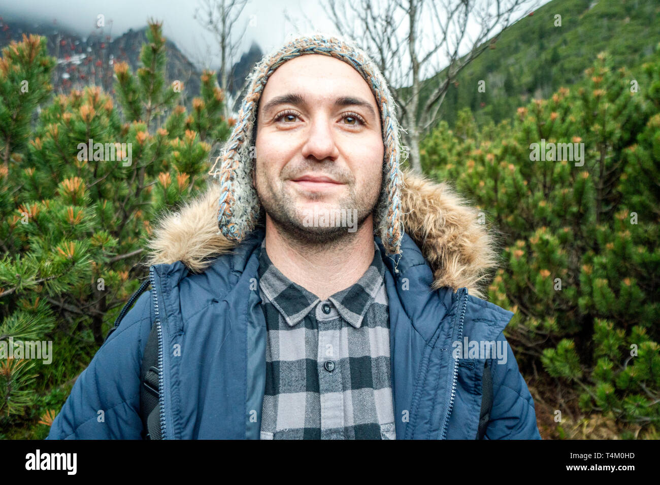 Uomo avventurosi nel deserto di montagne durante la stagione fredda Foto Stock