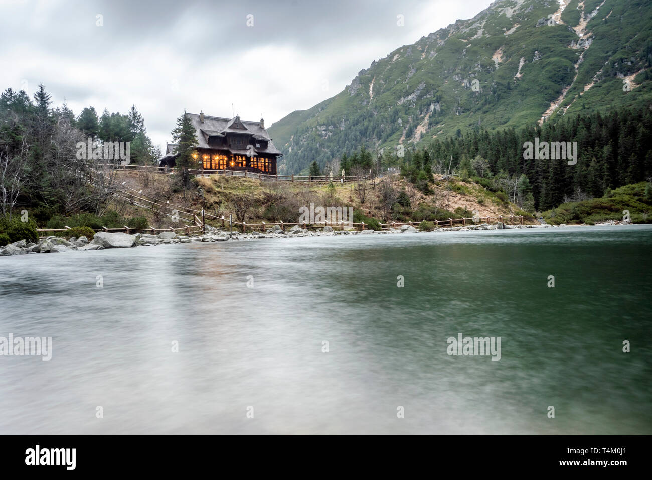 Illuminata di legno caldo rifugio dai Morskie Oko Lago nei monti Tatra, Polonia Foto Stock