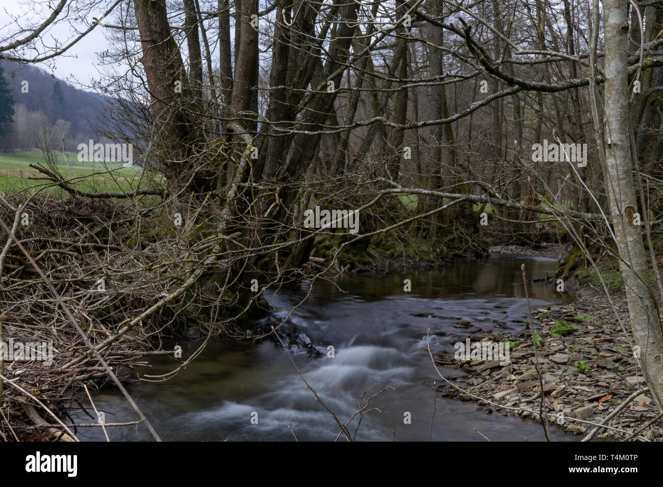 Tempo di esposizione del fiume Orke in tedesco Rothaargebirge Foto Stock