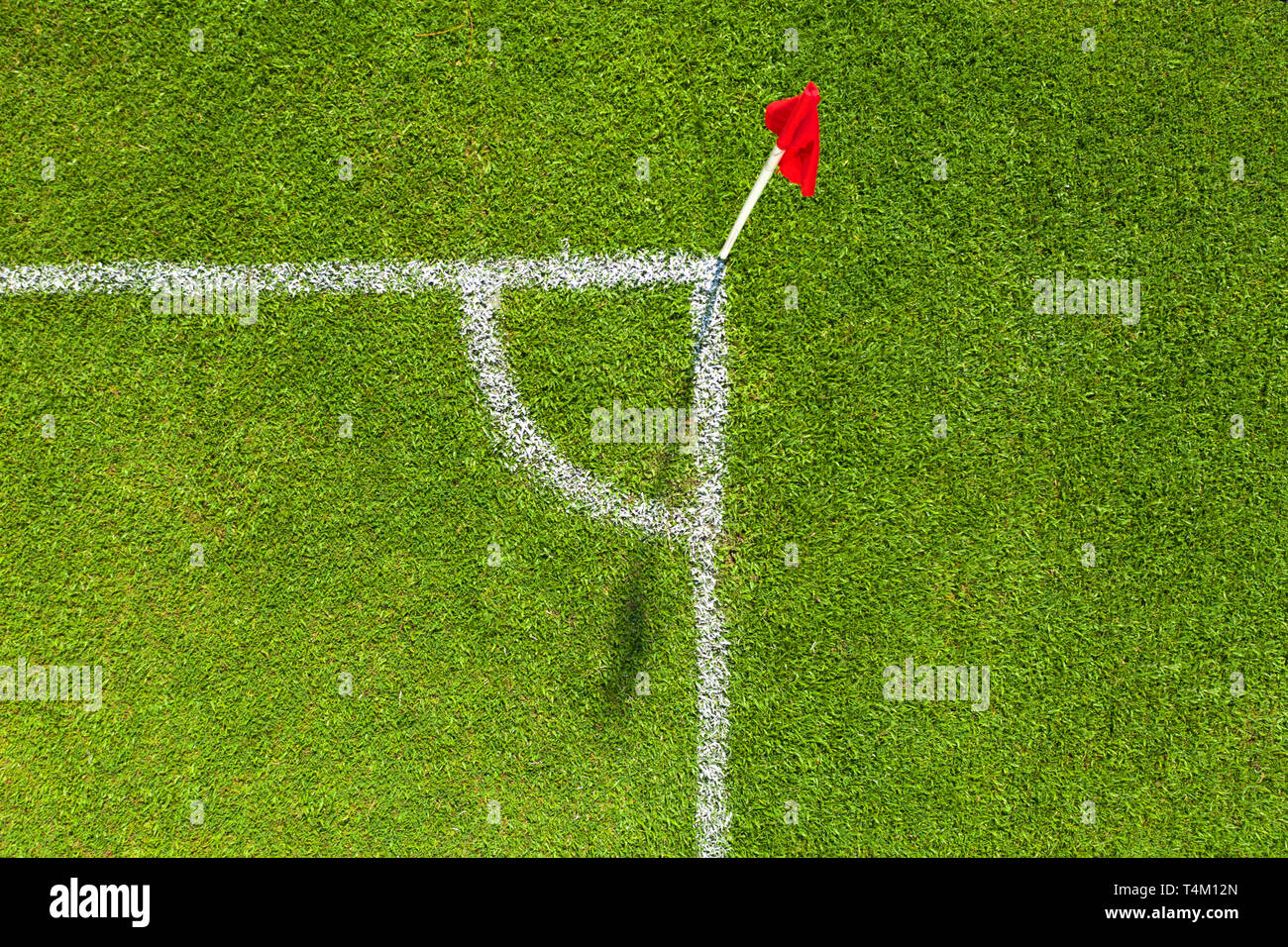Prospettiva alternativa di un calcio d'angolo con una pole bianca e una bandiera rossa. Foto Stock