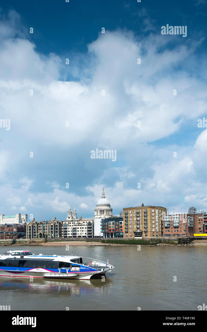 A Thames Clipper barca fluviale sul fiume Tamigi con la cupola della cattedrale di St Paul in background. Foto Stock