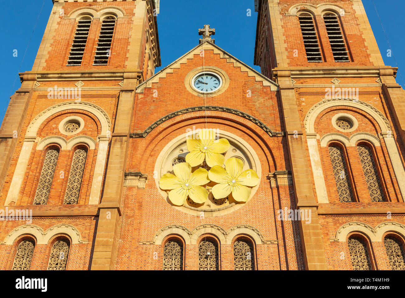 Dettaglio della piazza twin spires presso la cattedrale di Notre Dame (1877 - 83) all'estremità nordoccidentale di Dong Khoi. La città di Ho Chi Minh, Vietnam Asia Foto Stock