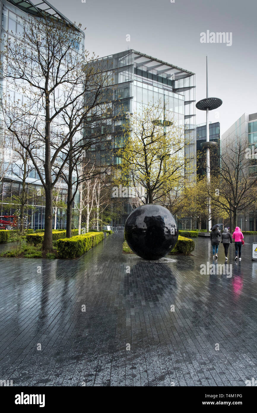 La gente camminare intorno al più lo sviluppo di Londra sulla South Bank di Londra. Foto Stock