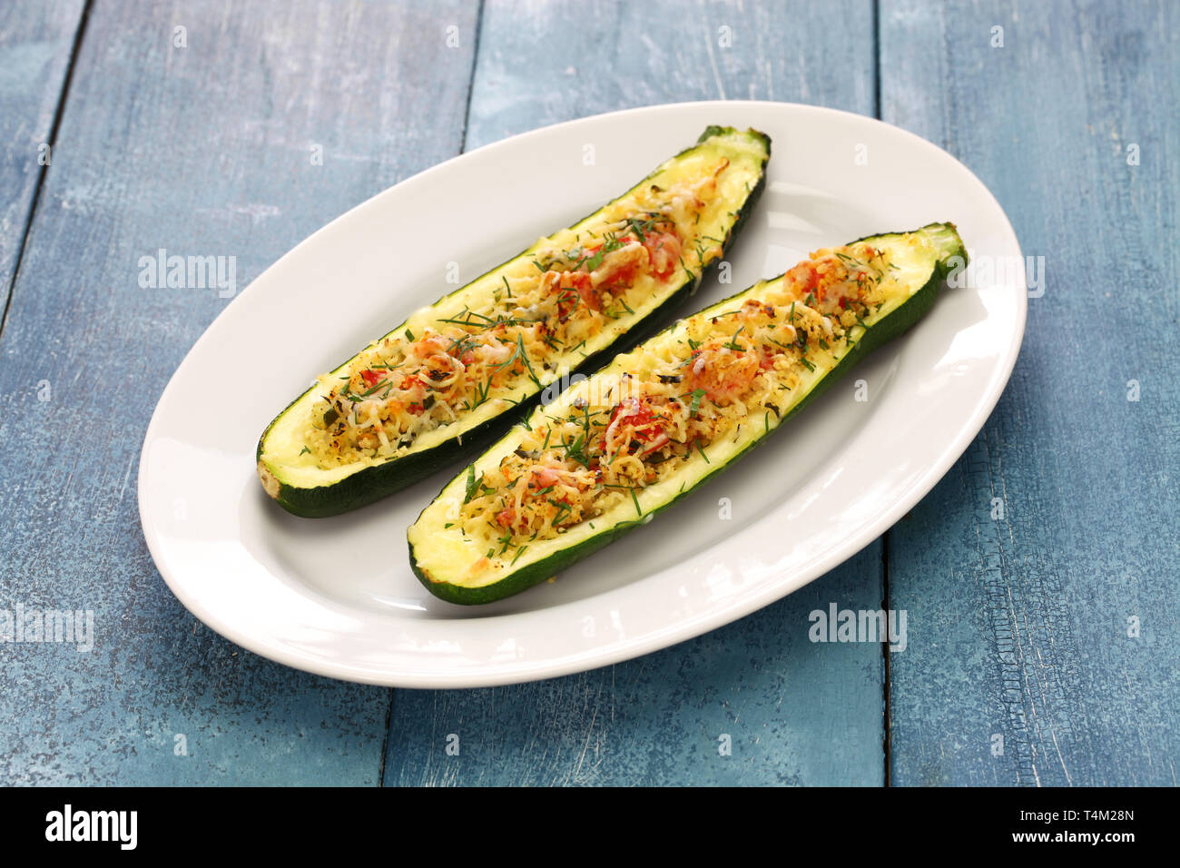 Vegetariano al forno zucchine barche, zucchina farcie Foto Stock